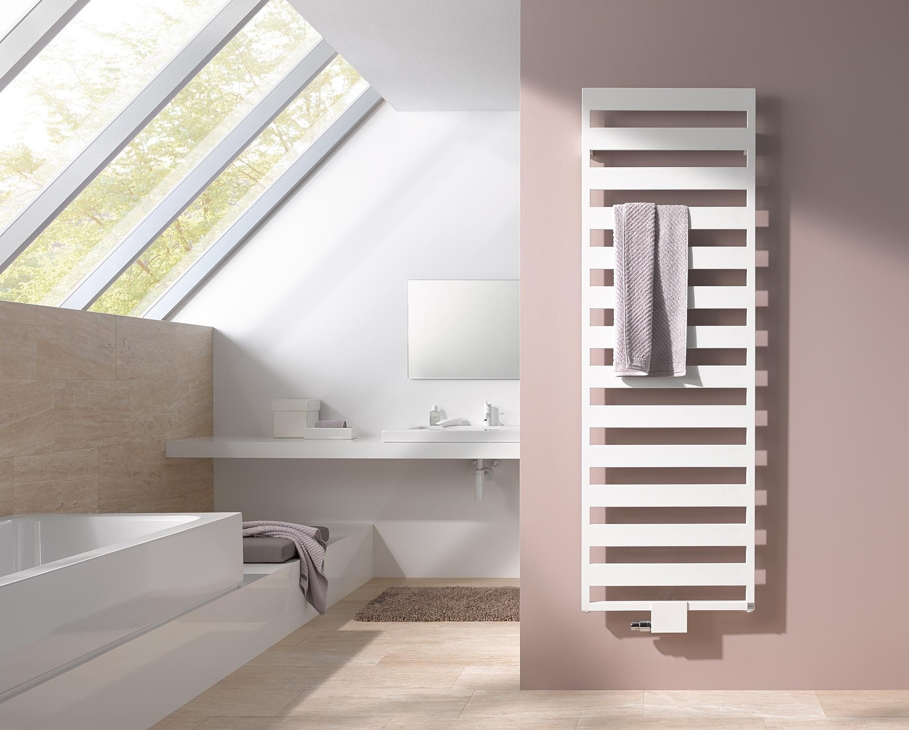 Le radiateur design et de salle de bain Casteo de Kermi séduit avec sa symétrie et fait de la simplicité quelque chose de particulier.